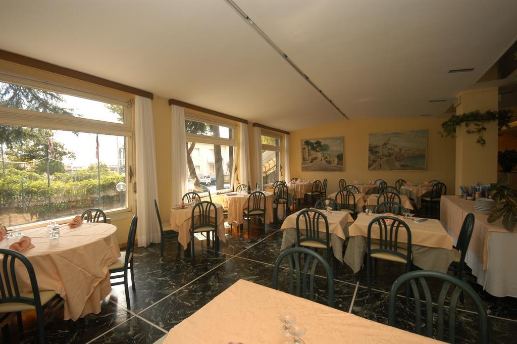 Hotel Palace Varazze Bagian luar foto