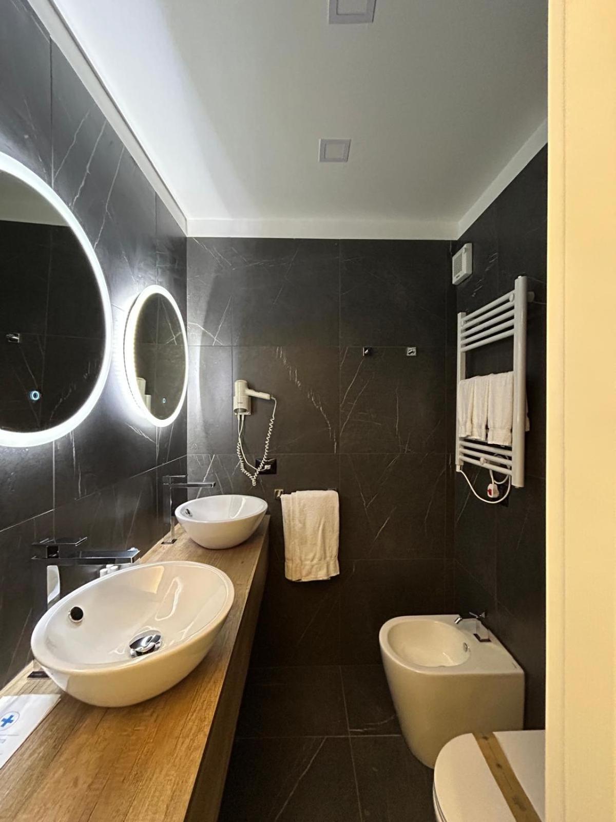 Hotel Palace Varazze Bagian luar foto