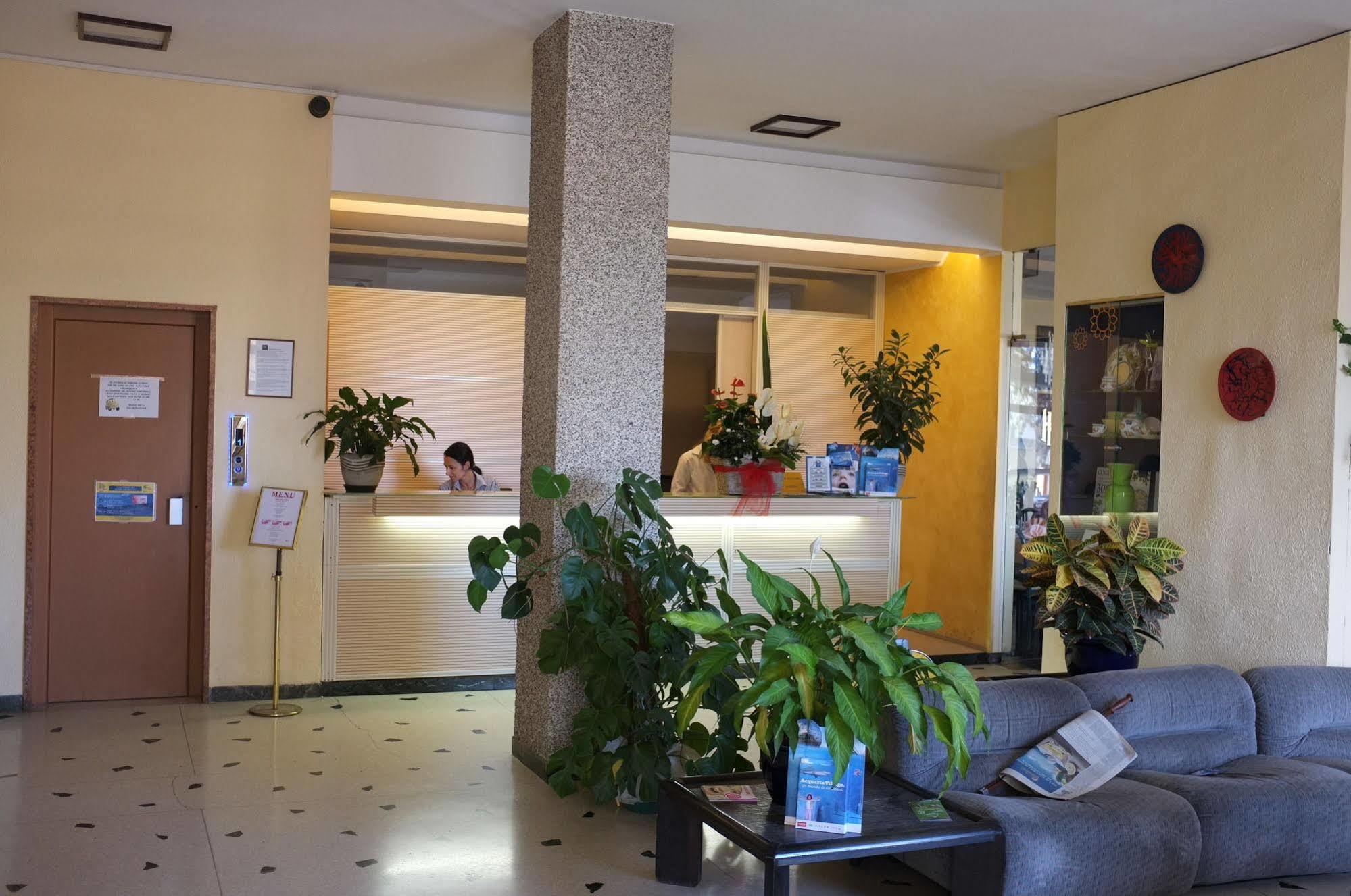 Hotel Palace Varazze Bagian luar foto